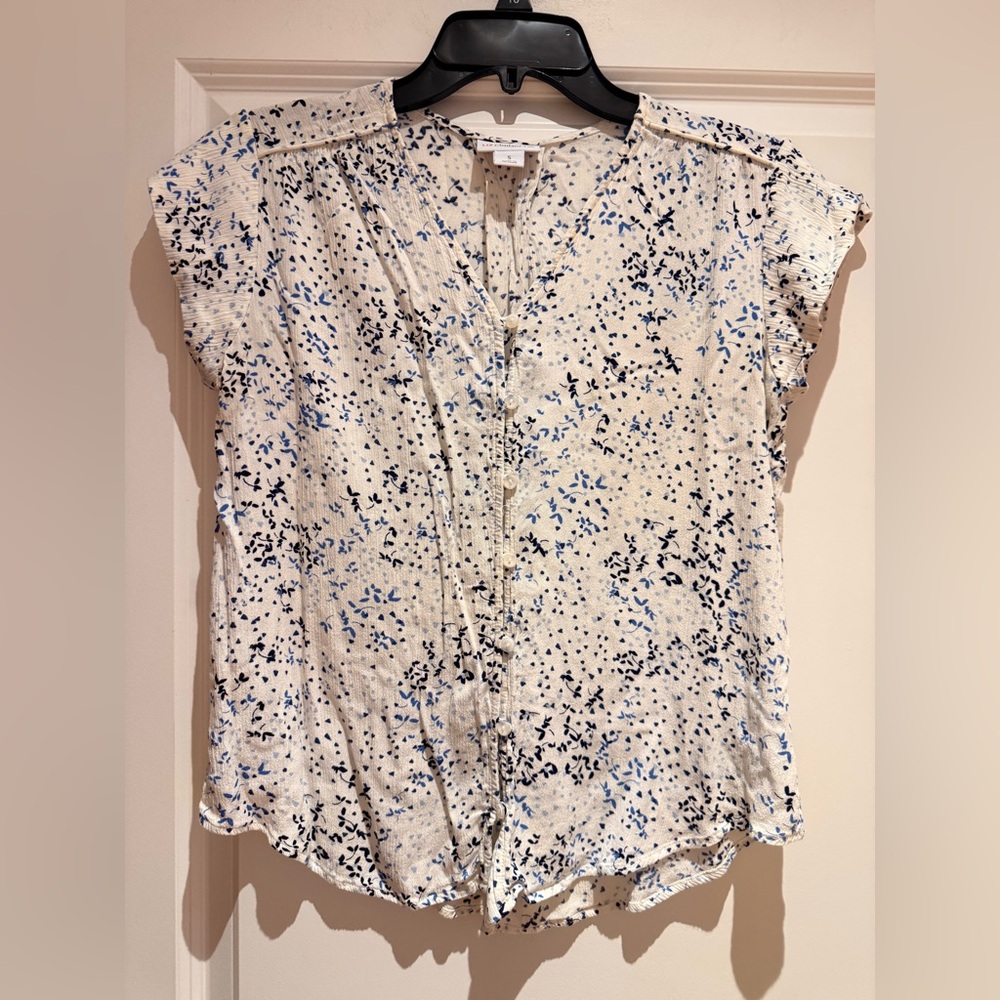 Liz clairbone top with front buttons floral